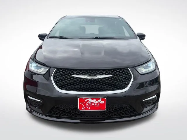 Chrysler Pacifica photo 2