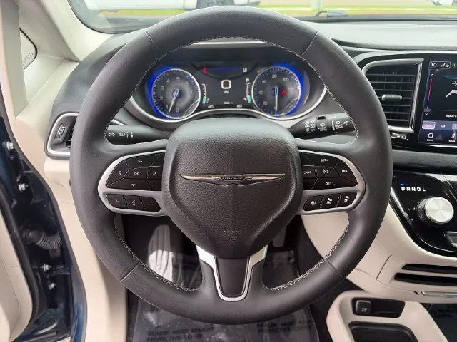 Chrysler Pacifica photo 28