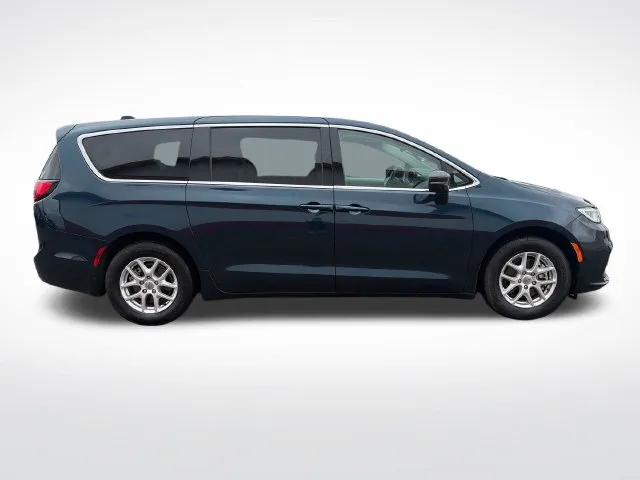 Chrysler Pacifica photo 9