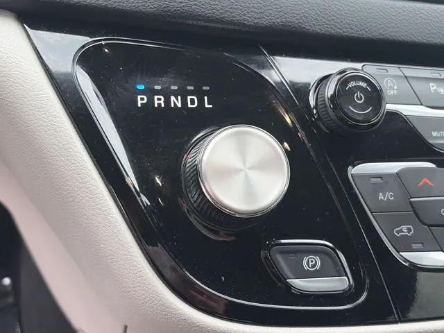 Chrysler Pacifica photo 35