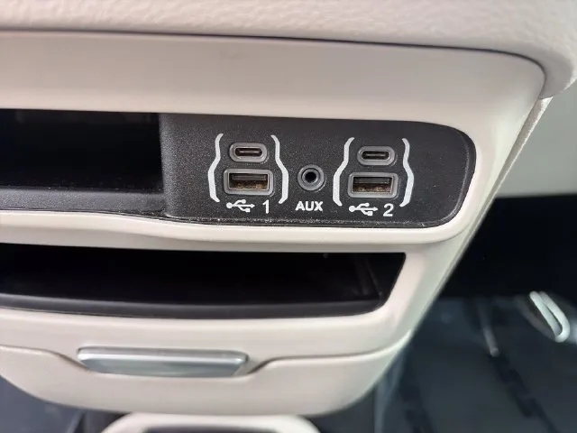 Chrysler Pacifica photo 59