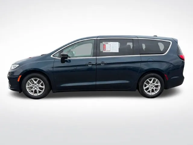Chrysler Pacifica photo 3