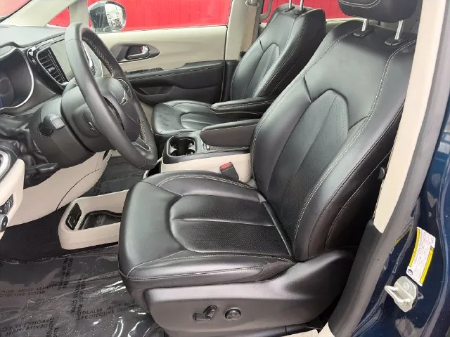 Chrysler Pacifica photo 38