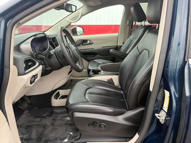 Chrysler Pacifica photo 22