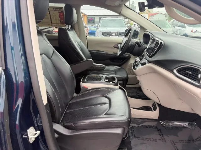 Chrysler Pacifica photo 23