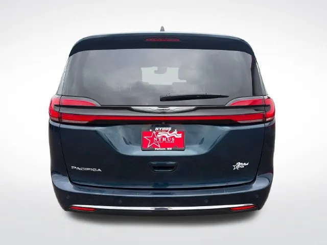 Chrysler Pacifica photo 5