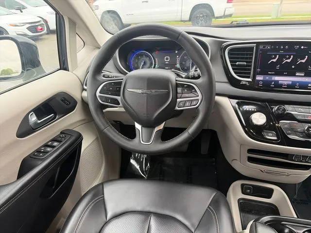 Chrysler Pacifica photo 30