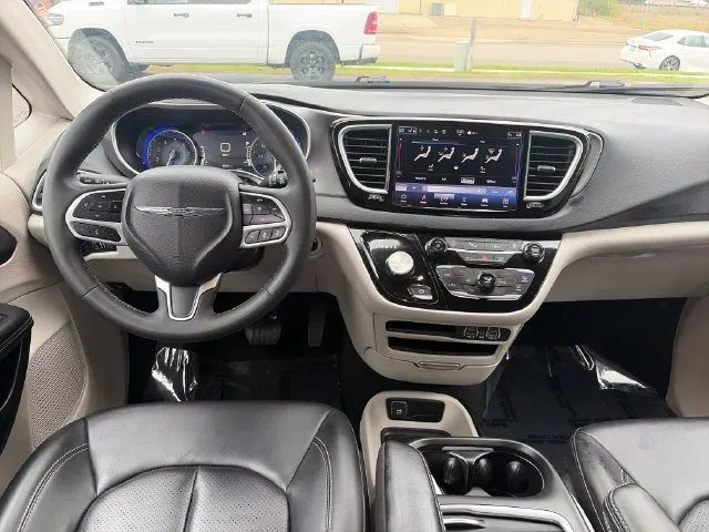 Chrysler Pacifica photo 32