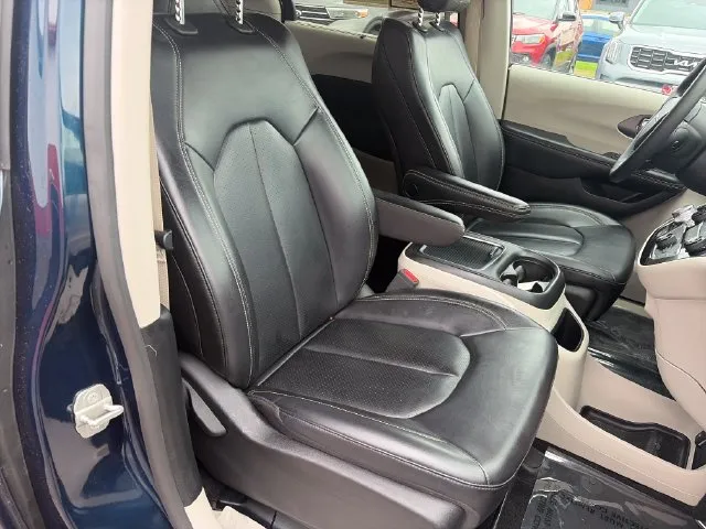 Chrysler Pacifica photo 37