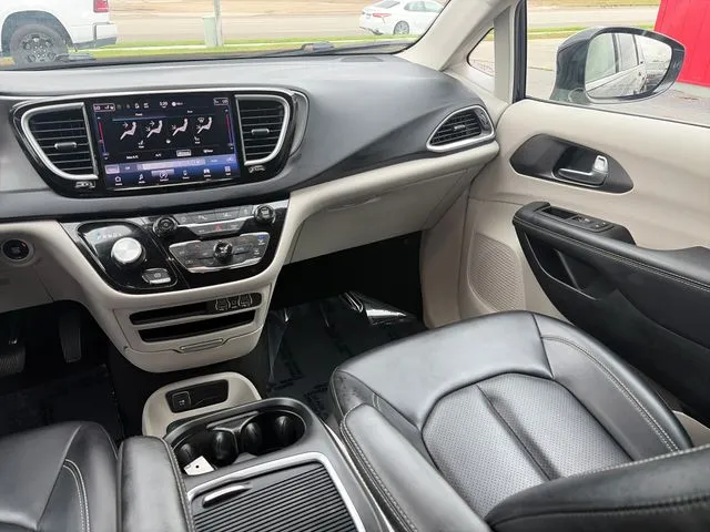 Chrysler Pacifica photo 33