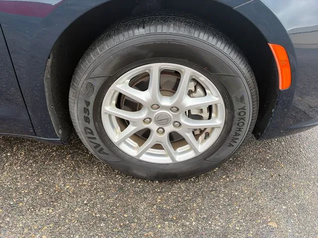 Chrysler Pacifica photo 14