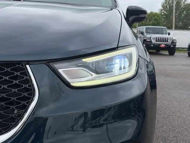 Chrysler Pacifica photo 18
