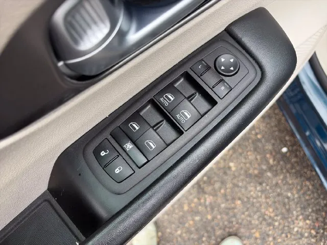 Chrysler Pacifica photo 26