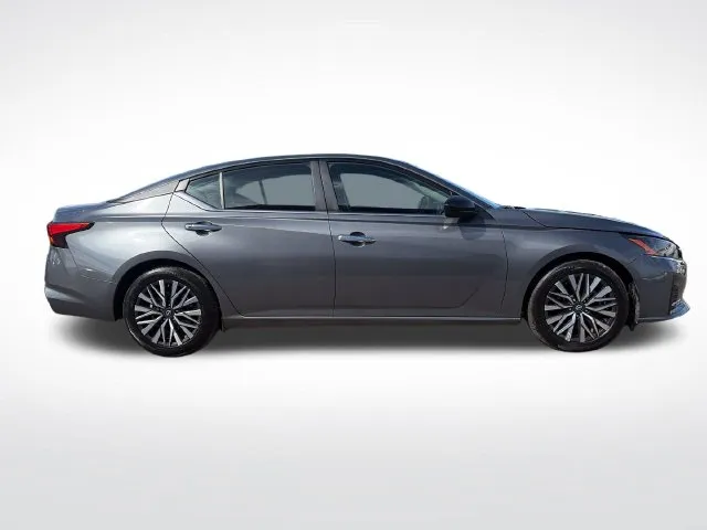Nissan Altima photo 8