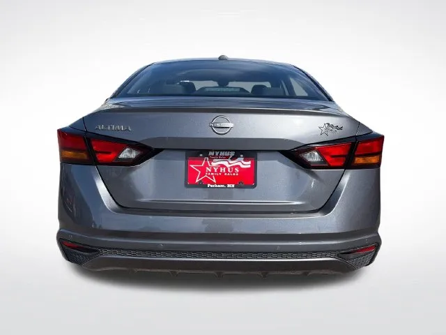 Nissan Altima photo 5