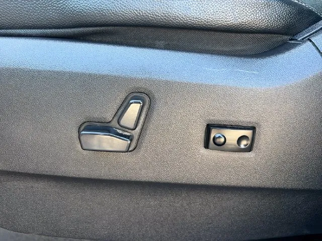 Chrysler Town and Country photo 28