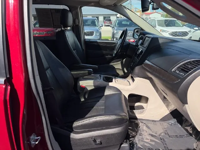 Chrysler Town and Country photo 24