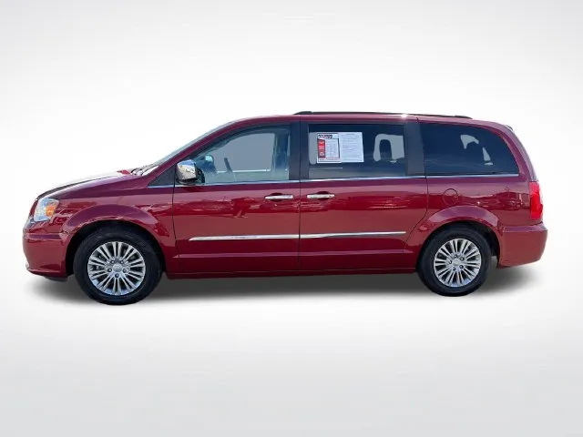 Chrysler Town and Country photo 3