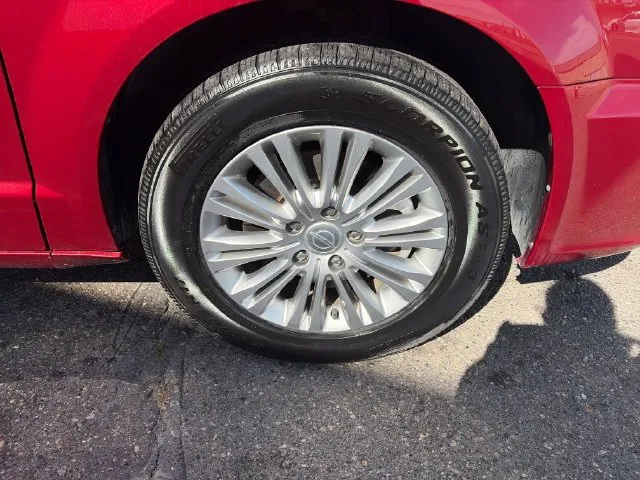 Chrysler Town and Country photo 15