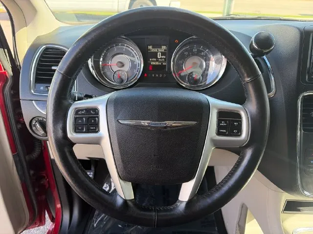 Chrysler Town and Country photo 29