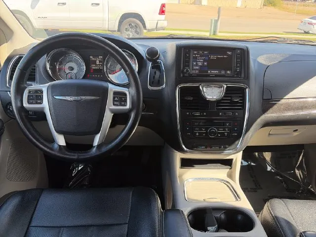 Chrysler Town and Country photo 33
