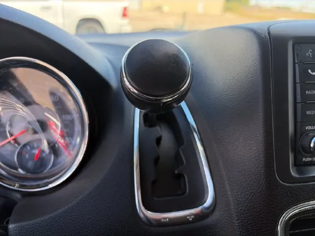 Chrysler Town and Country photo 36
