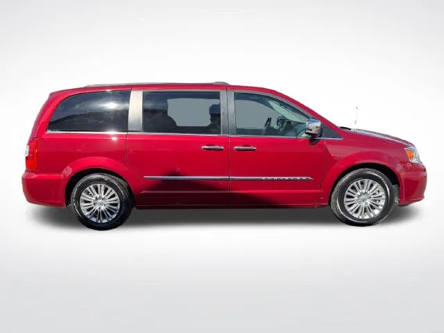 Chrysler Town and Country photo 10