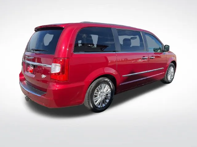 Chrysler Town and Country photo 9