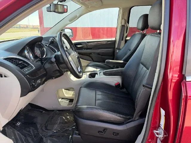 Chrysler Town and Country photo 23