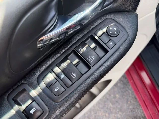 Chrysler Town and Country photo 27