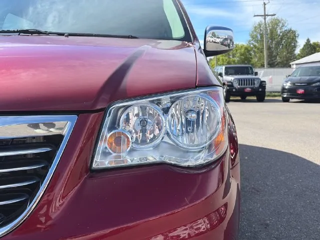 Chrysler Town and Country photo 19