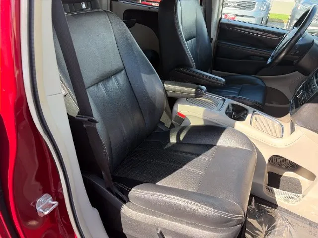 Chrysler Town and Country photo 39