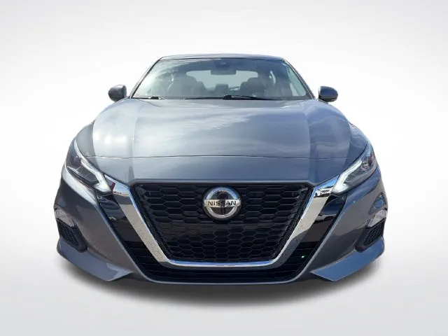 Nissan Altima photo 2