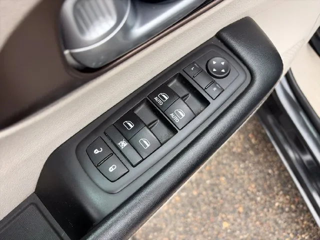 Chrysler Pacifica photo 26
