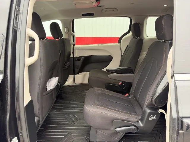 Chrysler Pacifica photo 39