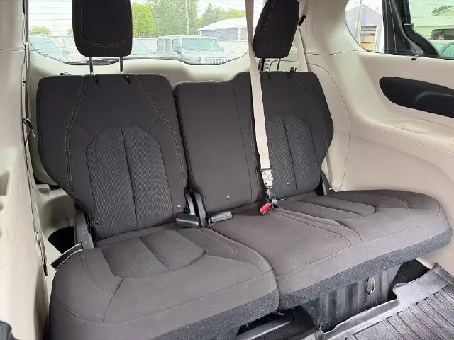 Chrysler Pacifica photo 40