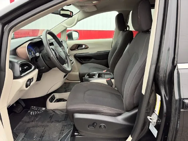 Chrysler Pacifica photo 22