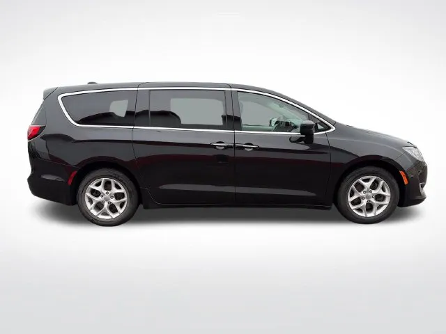 Chrysler Pacifica photo 9