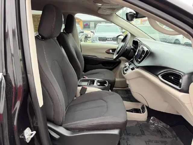 Chrysler Pacifica photo 23