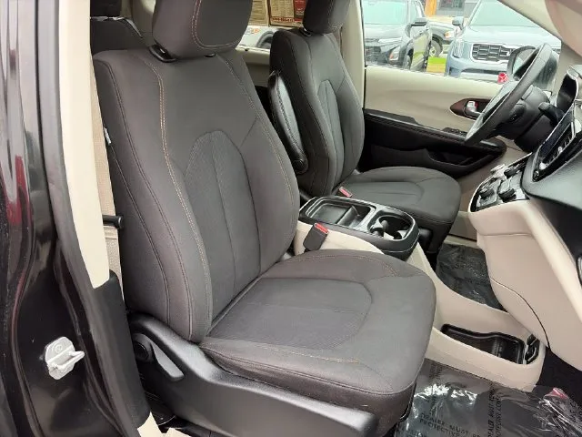Chrysler Pacifica photo 37