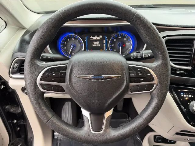 Chrysler Pacifica photo 28