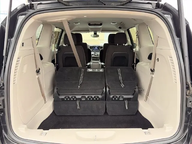 Chrysler Pacifica photo 43