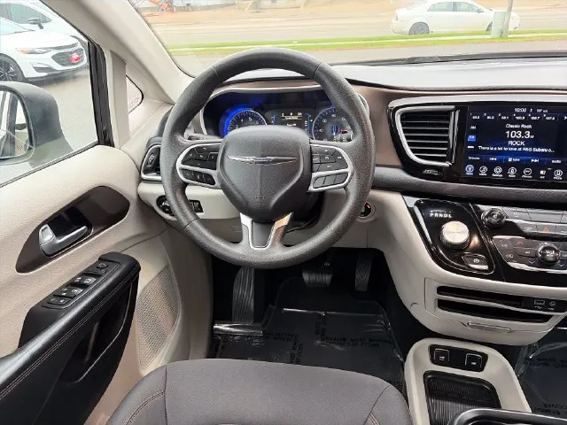 Chrysler Pacifica photo 30