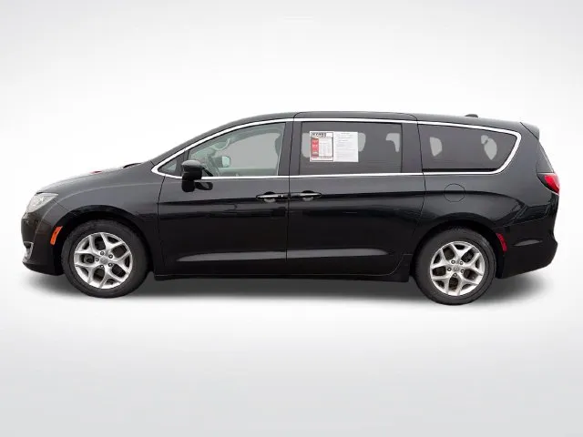 Chrysler Pacifica photo 3
