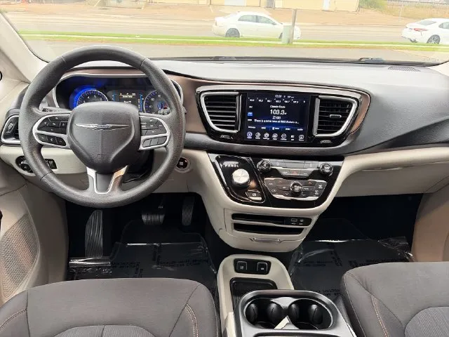 Chrysler Pacifica photo 32