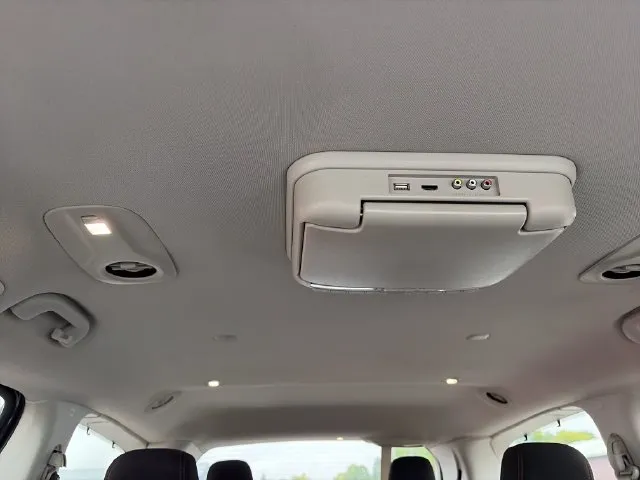 Chrysler Pacifica photo 24