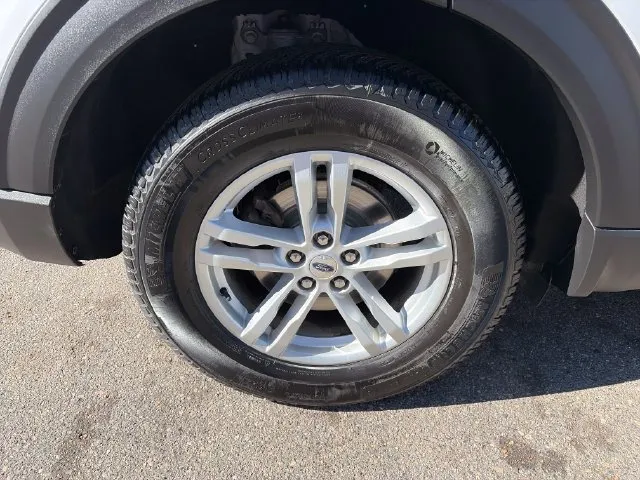 Ford Explorer photo 16