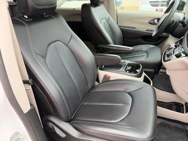 2024 Chrysler Pacifica Touring L - Photo 39