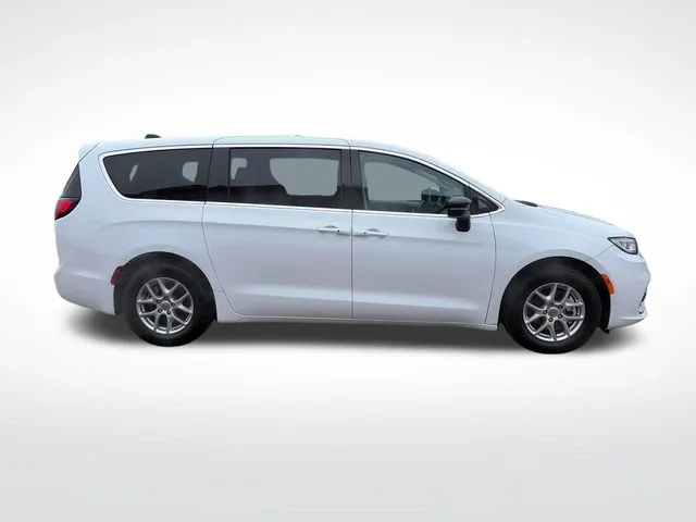 2024 Chrysler Pacifica Touring L - Photo 9