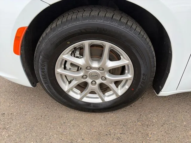 2024 Chrysler Pacifica Touring L - Photo 12